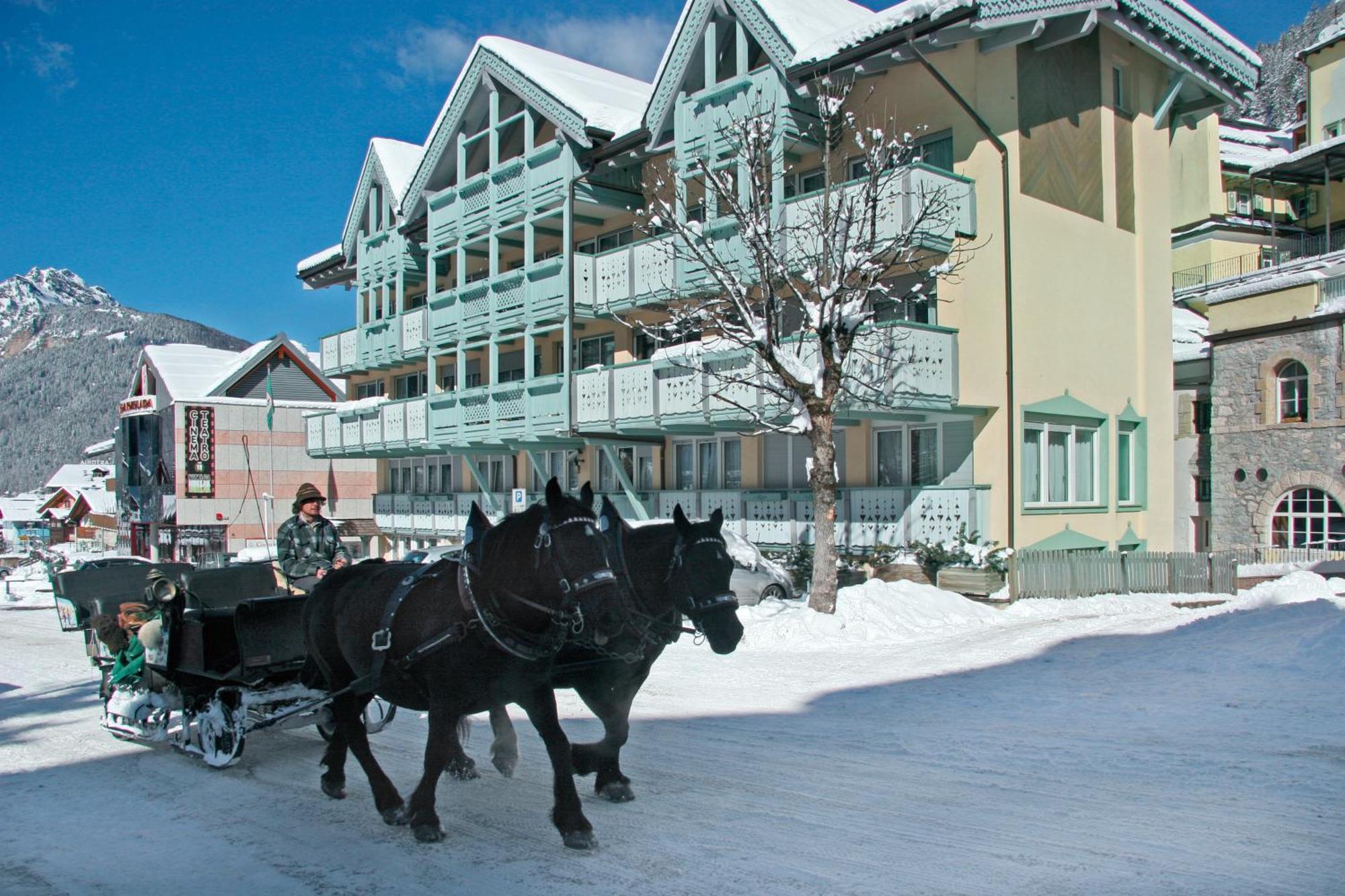 Hotel Dolomiti Schloss Каназей Екстериор снимка